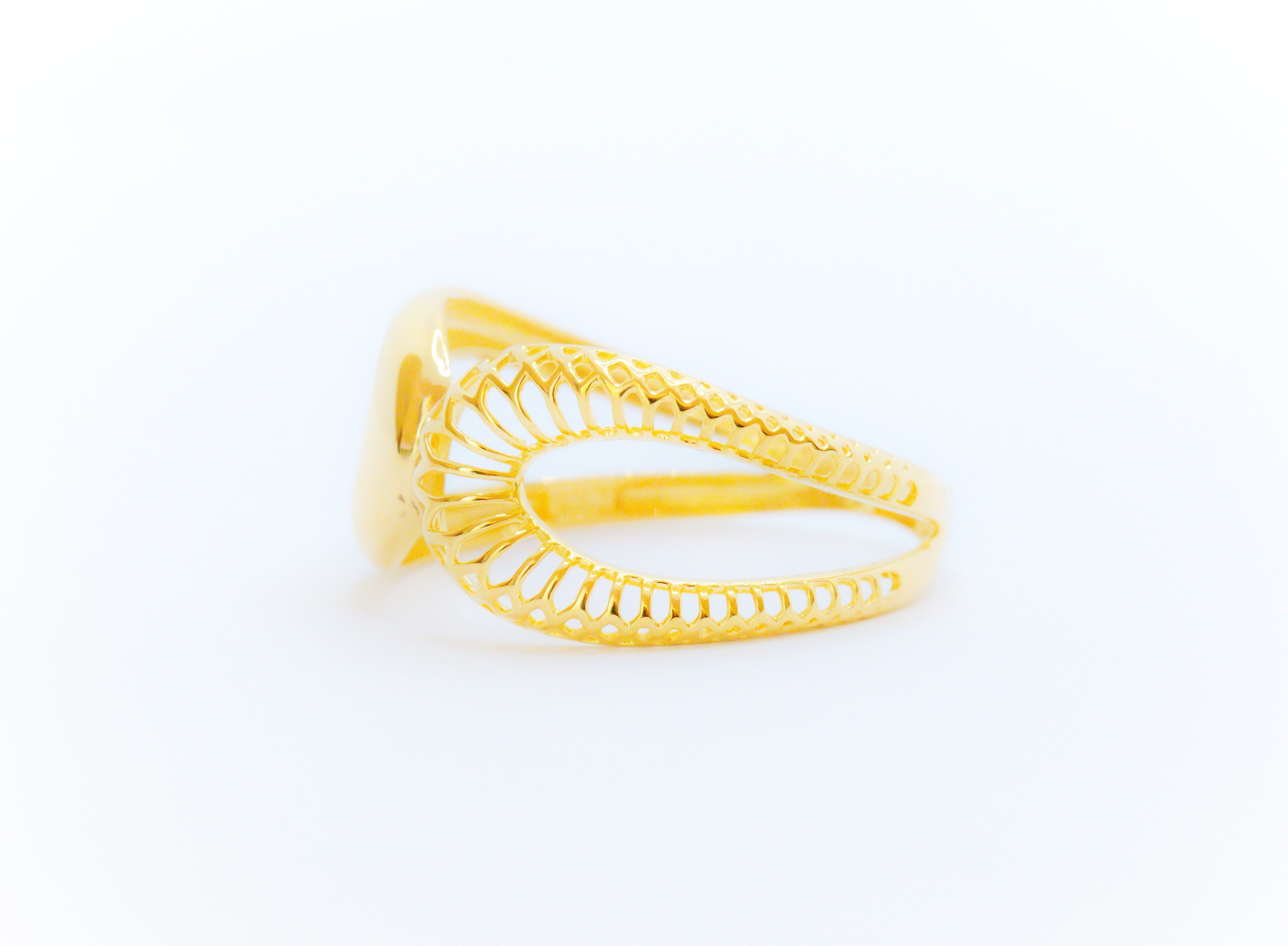 Anillo femenino reflejado