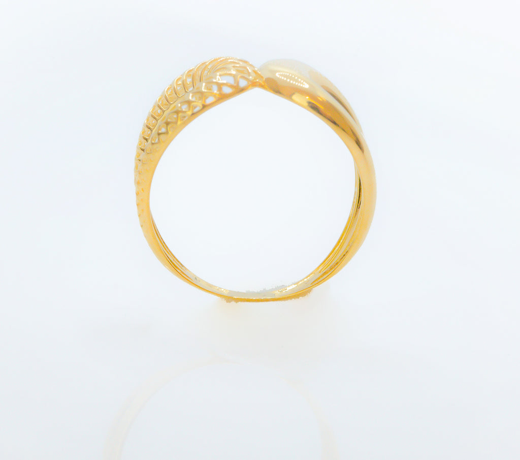 Anillo femenino reflejado