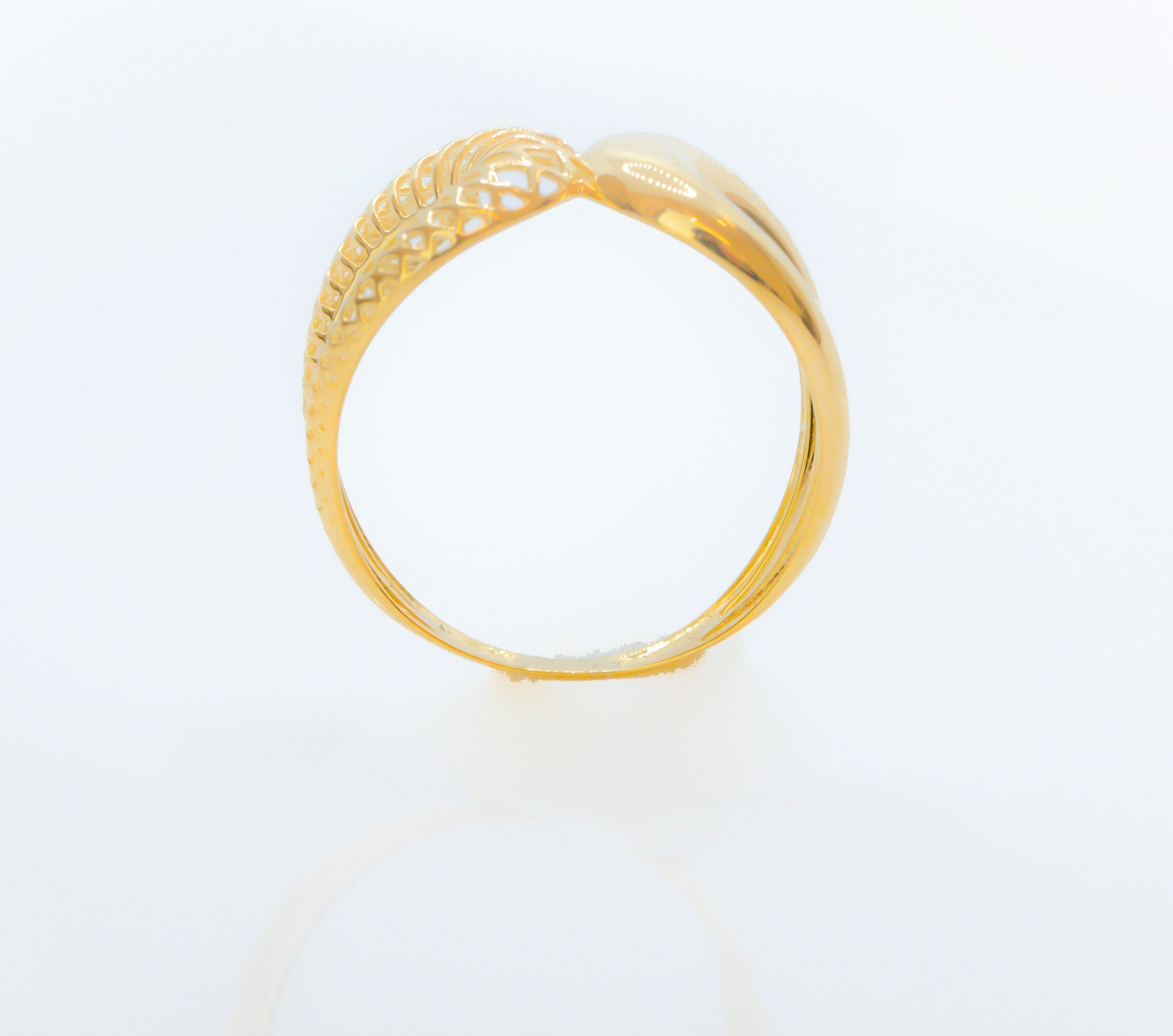 Anillo femenino reflejado