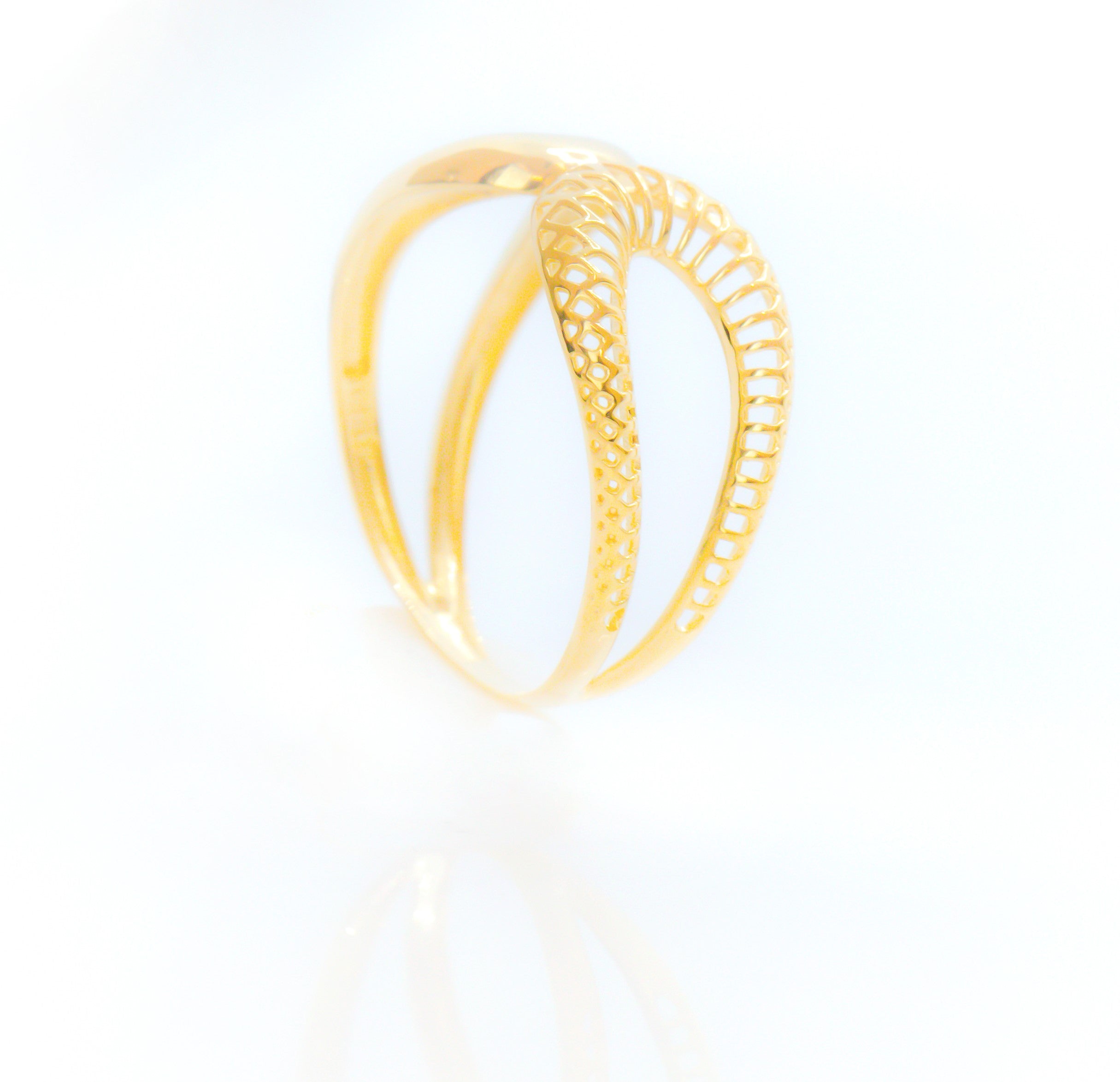 Anillo femenino reflejado