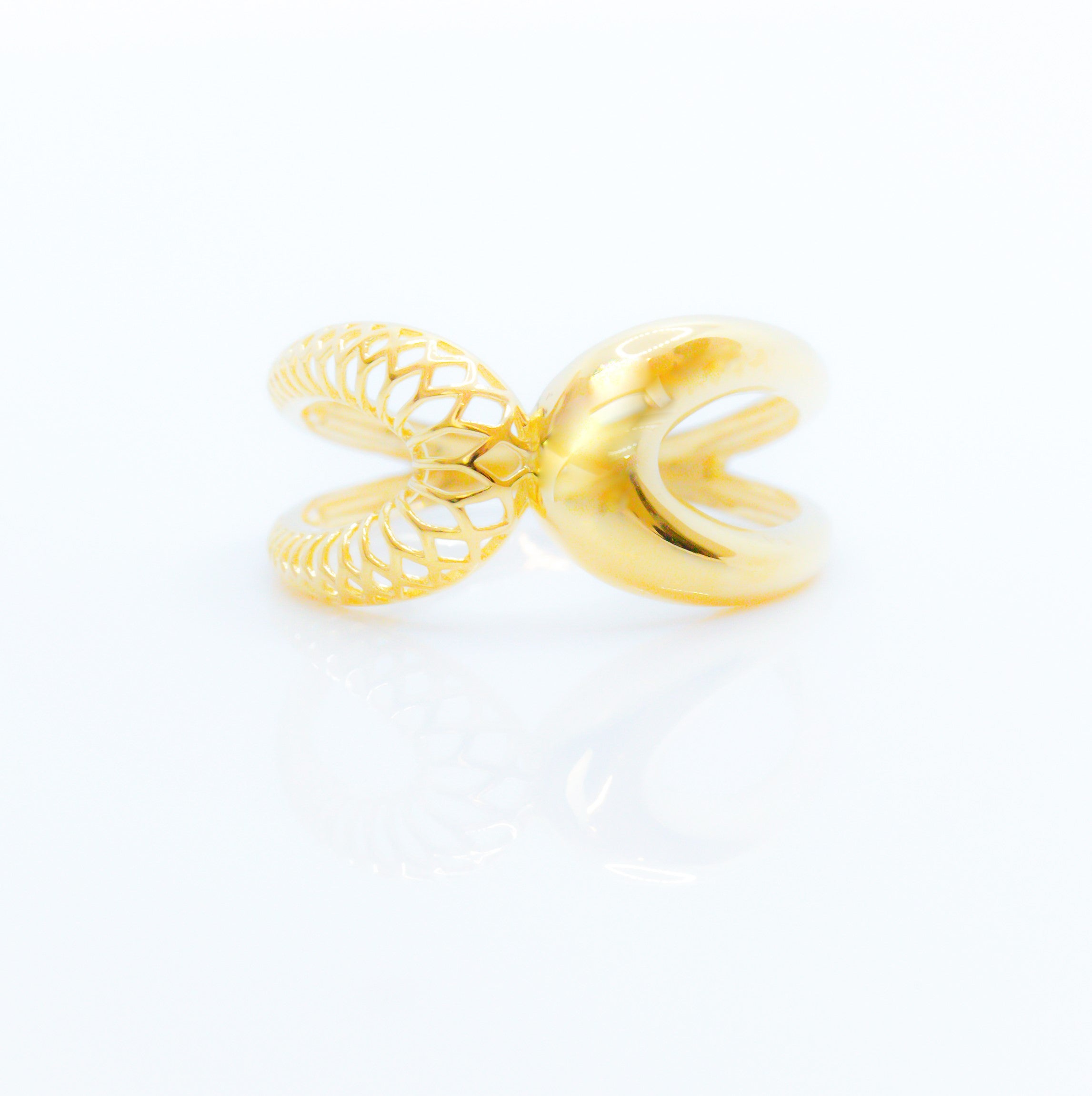 Anillo femenino reflejado