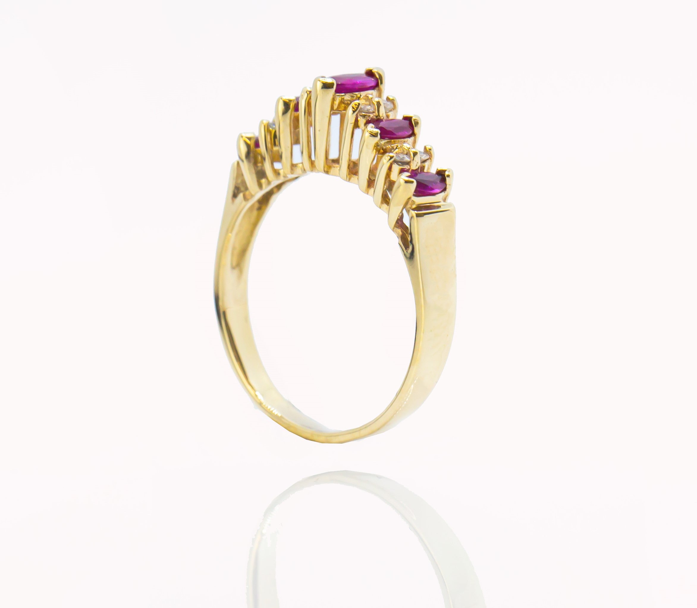 Anillo de diamante y rubí