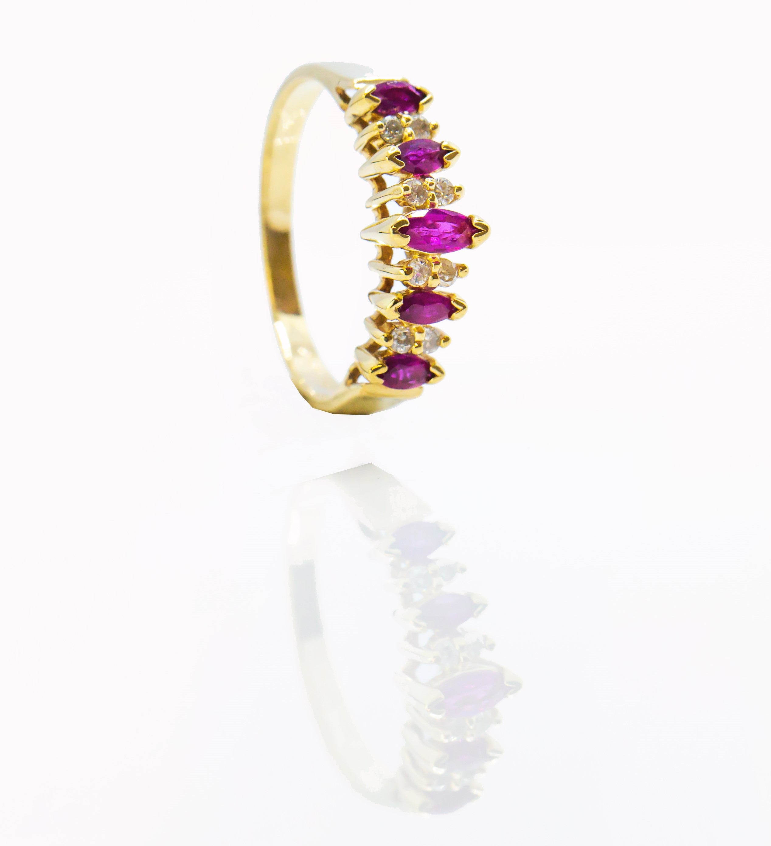 Anillo de diamante y rubí