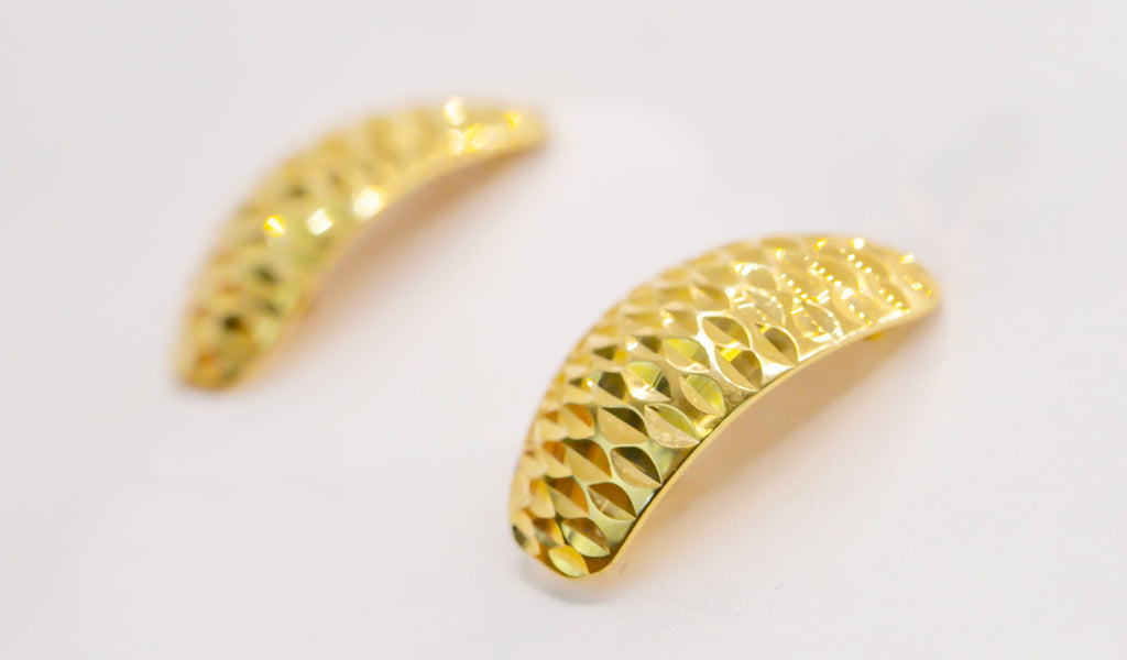 Brinco em Ouro Sólido 18K Semi Argola com Cortes Diamantados