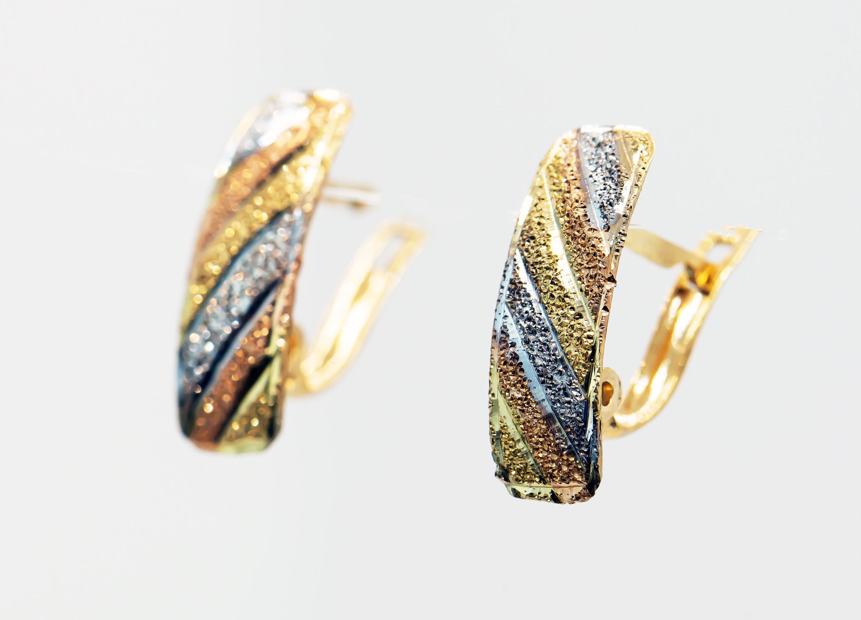 Pendientes de Oro Macizo de 18K Tipo Semiaros Gradientes Tres Oros