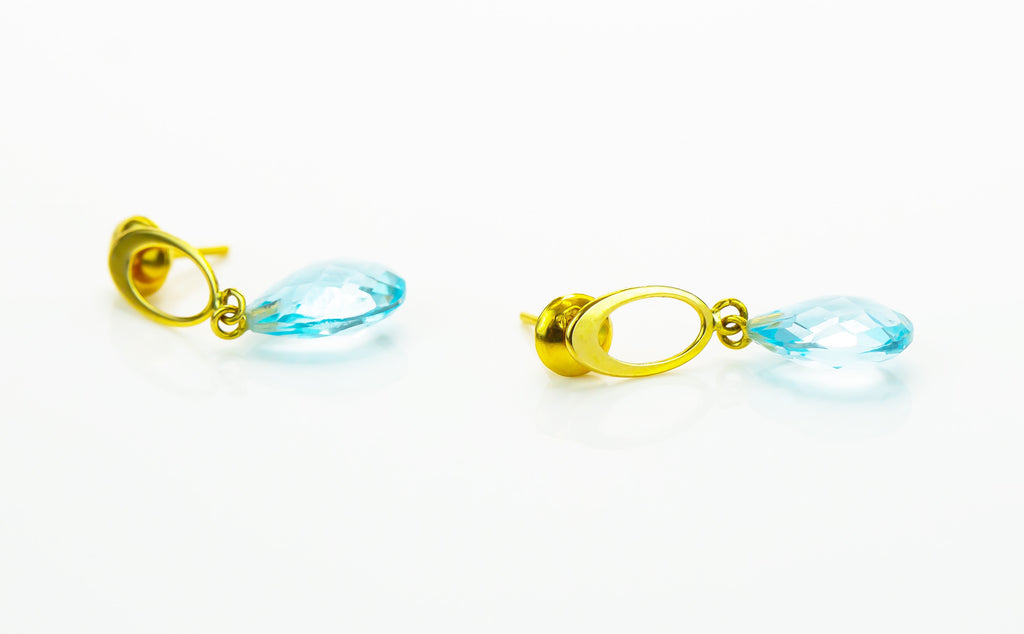 Pendiente de oro macizo de 18 quilates con gota azul
