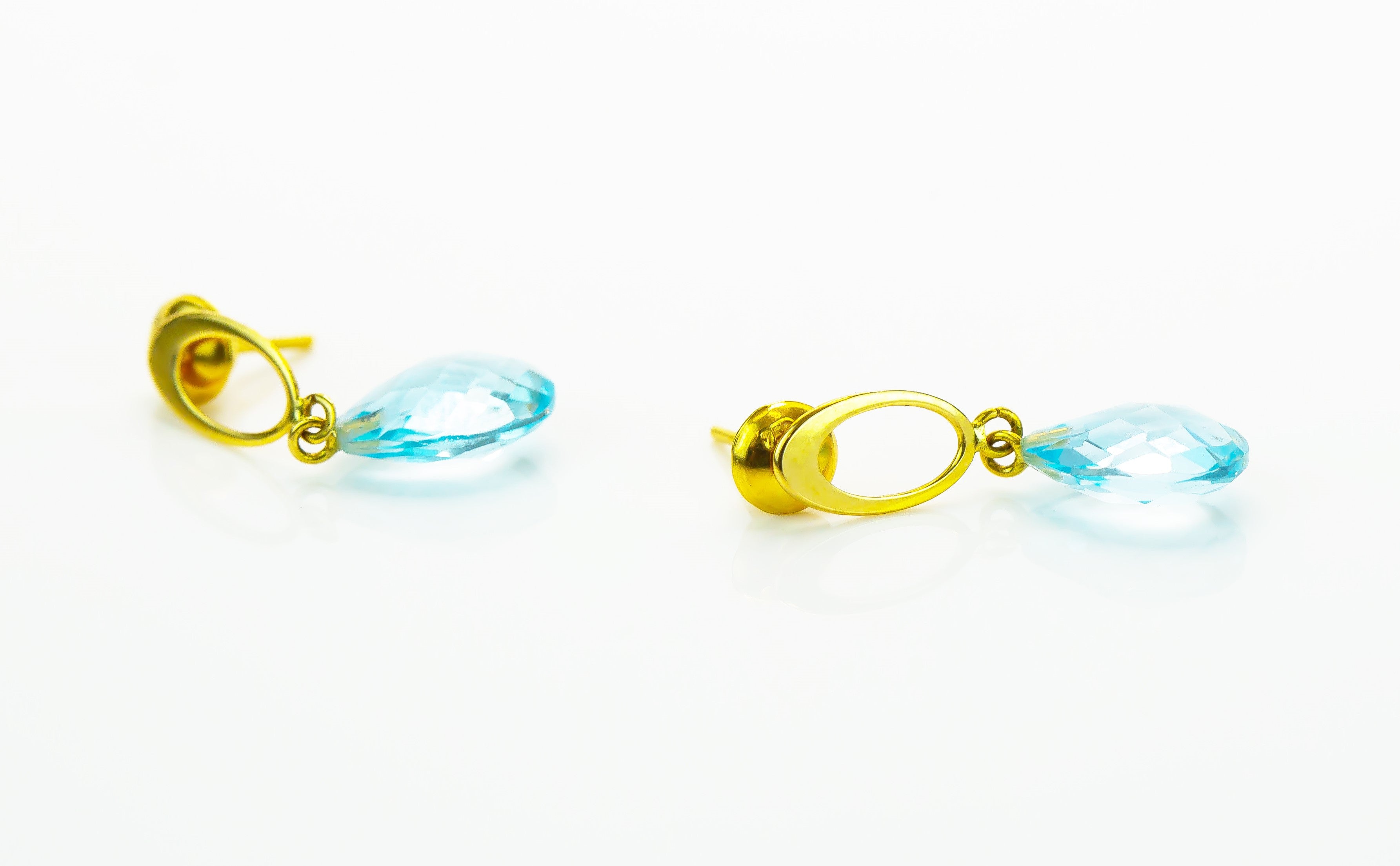 Pendiente de oro macizo de 18 quilates con gota azul