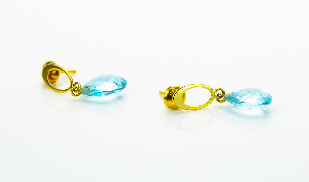 Pendiente de oro macizo de 18 quilates con gota azul