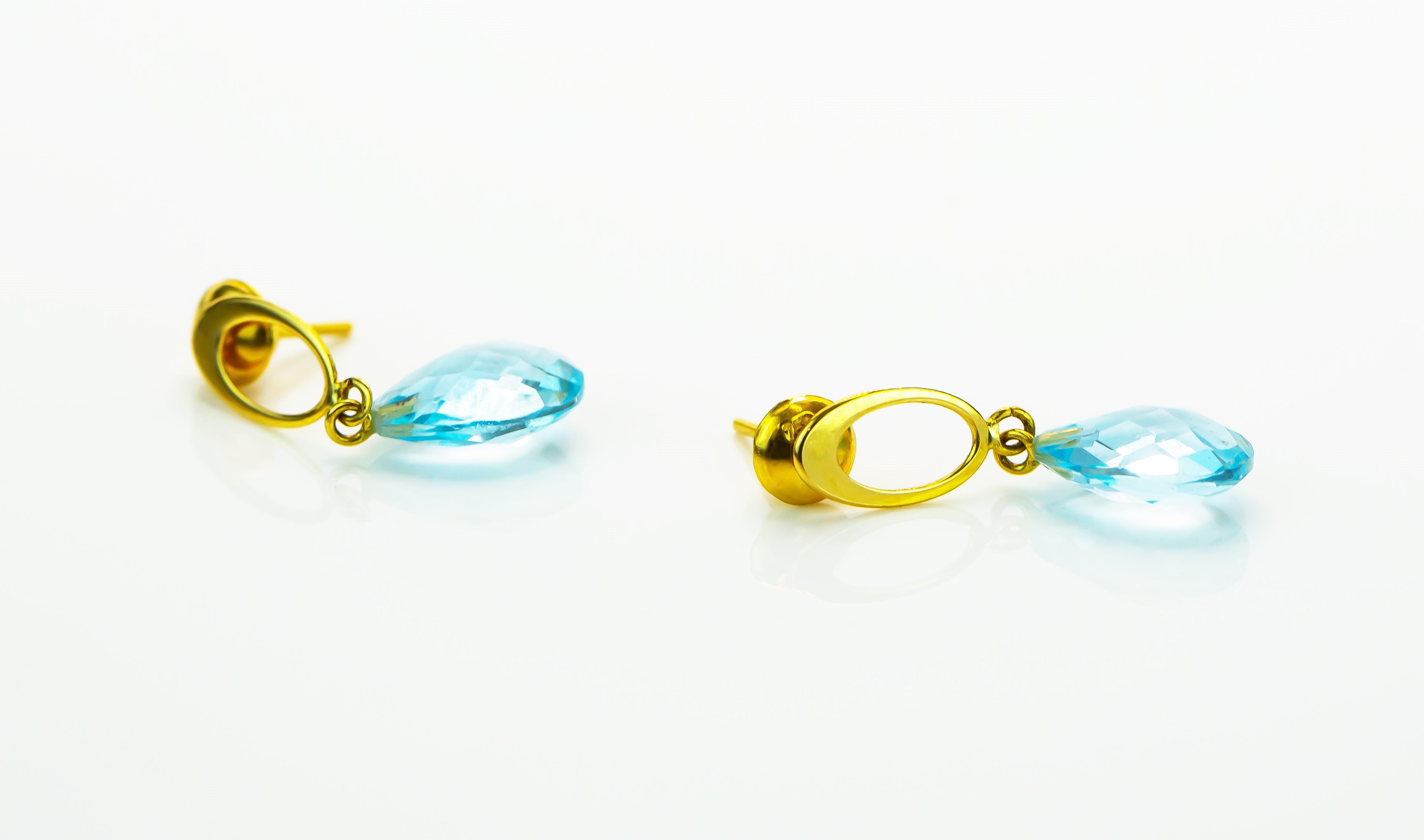 Pendiente de oro macizo de 18 quilates con gota azul