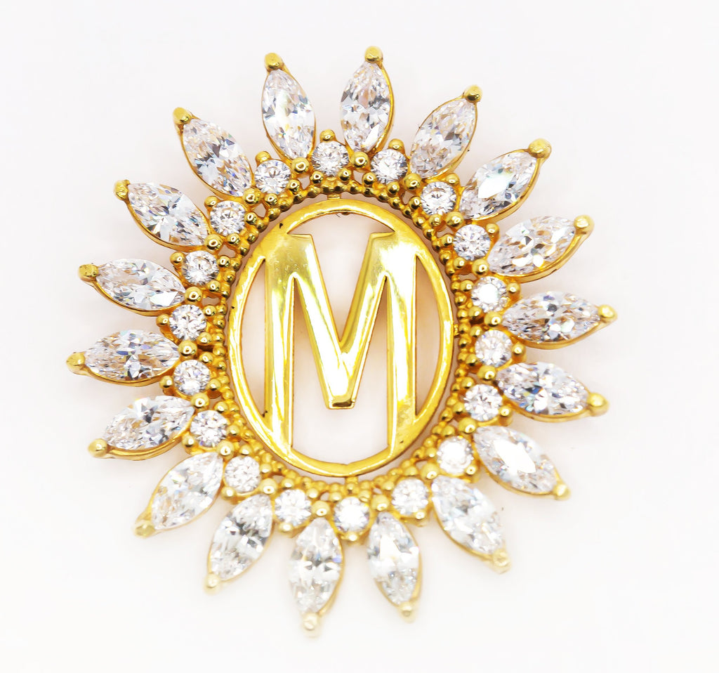 Dije de oro macizo de 18K con borde de circonitas en forma de M
