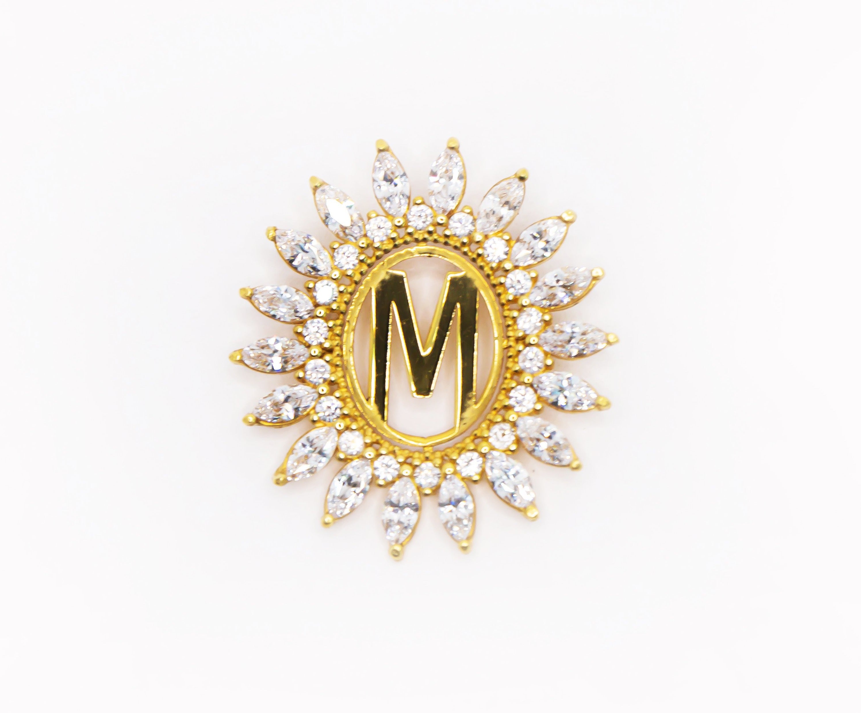 Dije de oro macizo de 18K con borde de circonitas en forma de M