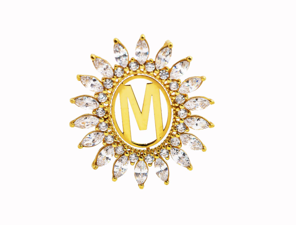Dije de oro macizo de 18K con borde de circonitas en forma de M