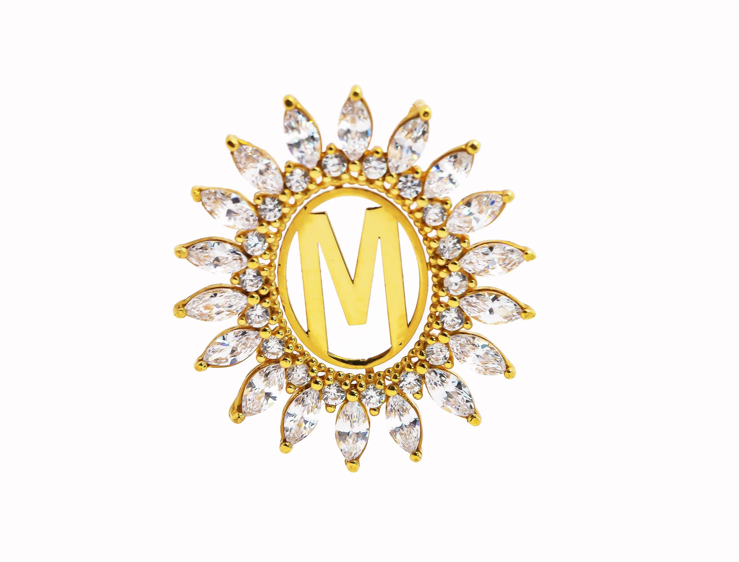 Dije de oro macizo de 18K con borde de circonitas en forma de M