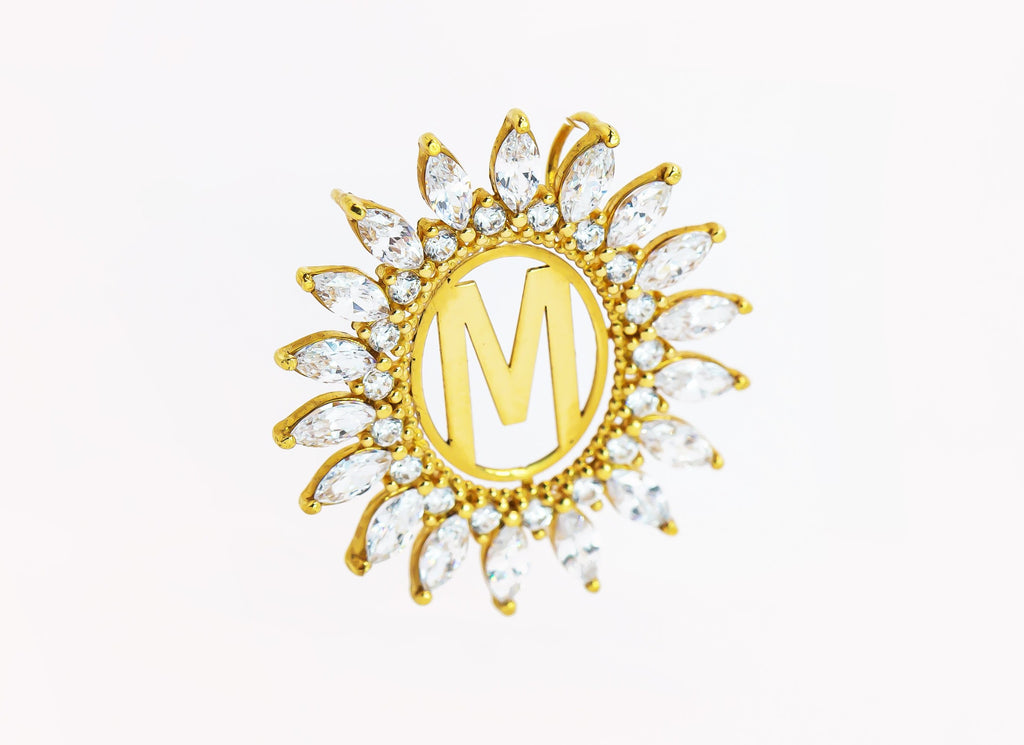 Dije de oro macizo de 18K con borde de circonitas en forma de M