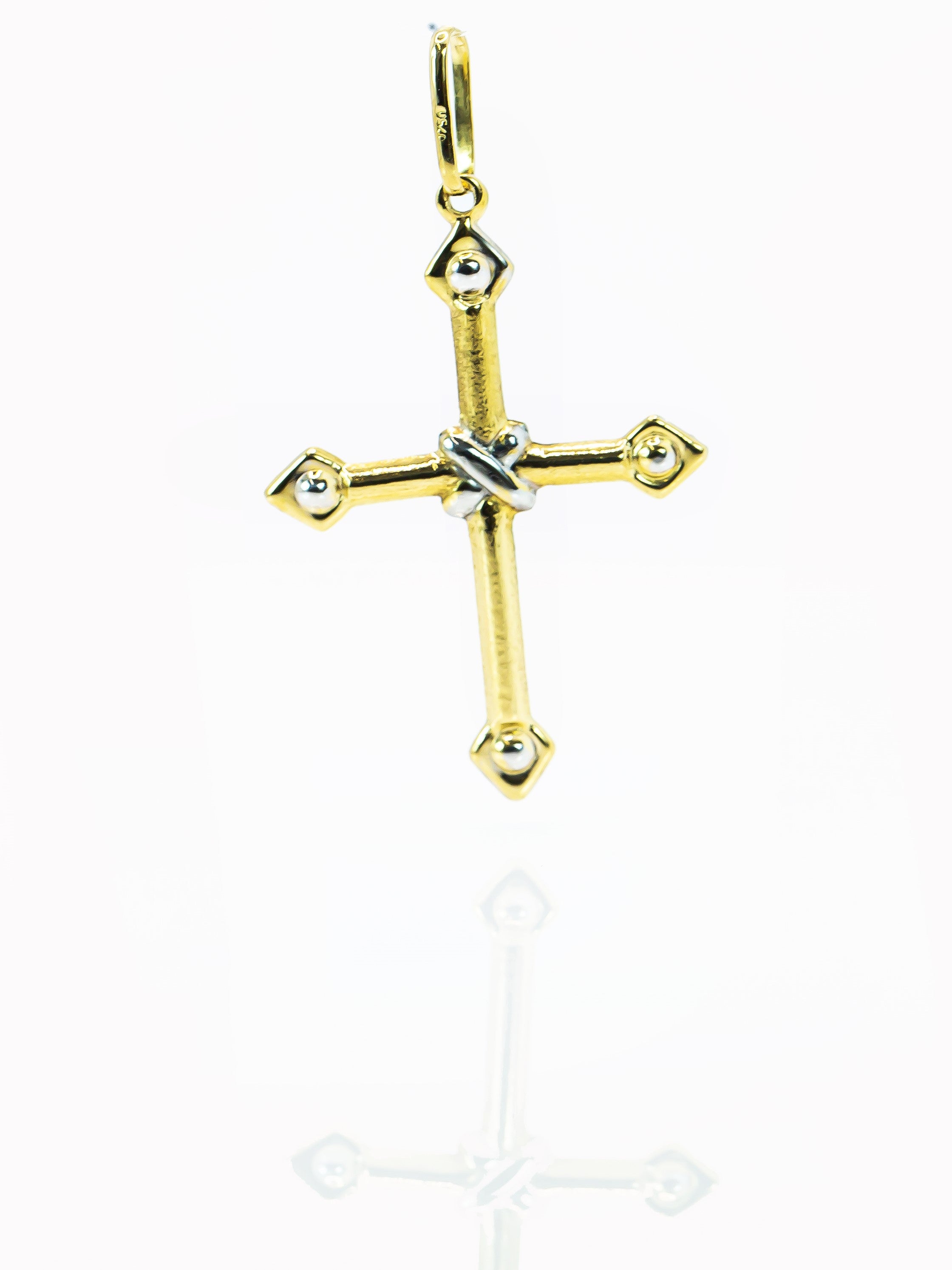 Colgante de oro macizo de 18 quilates con cruz