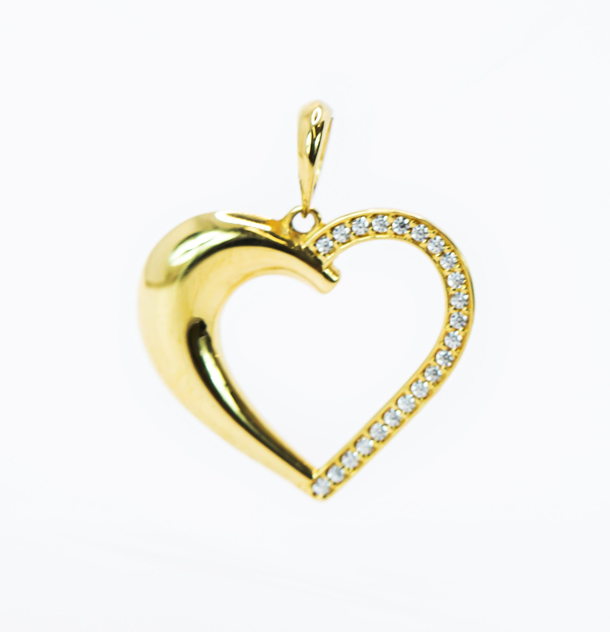 Colgante en Oro Sólido 18K Corazón medio engastado