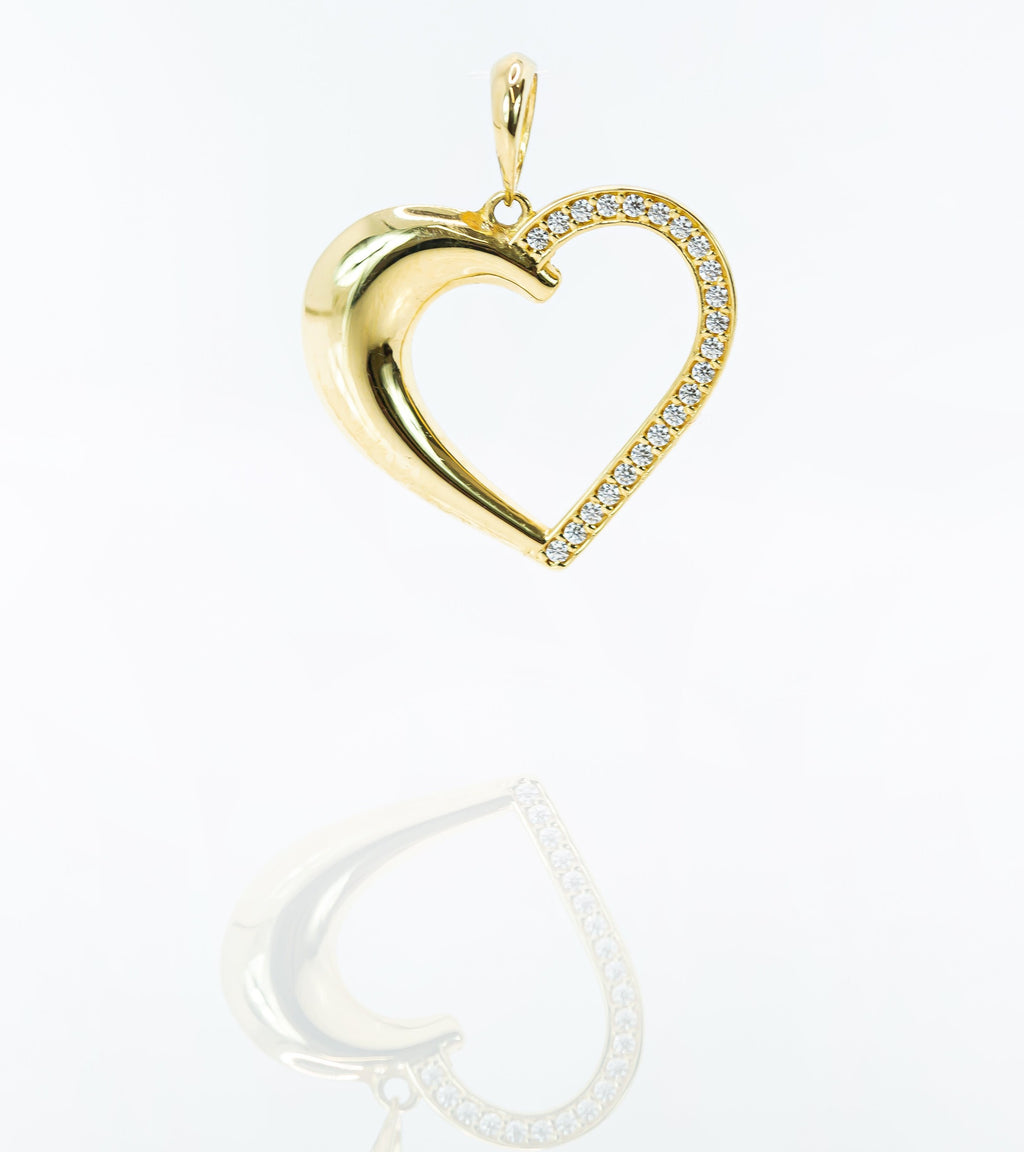 Colgante en Oro Sólido 18K Corazón medio engastado