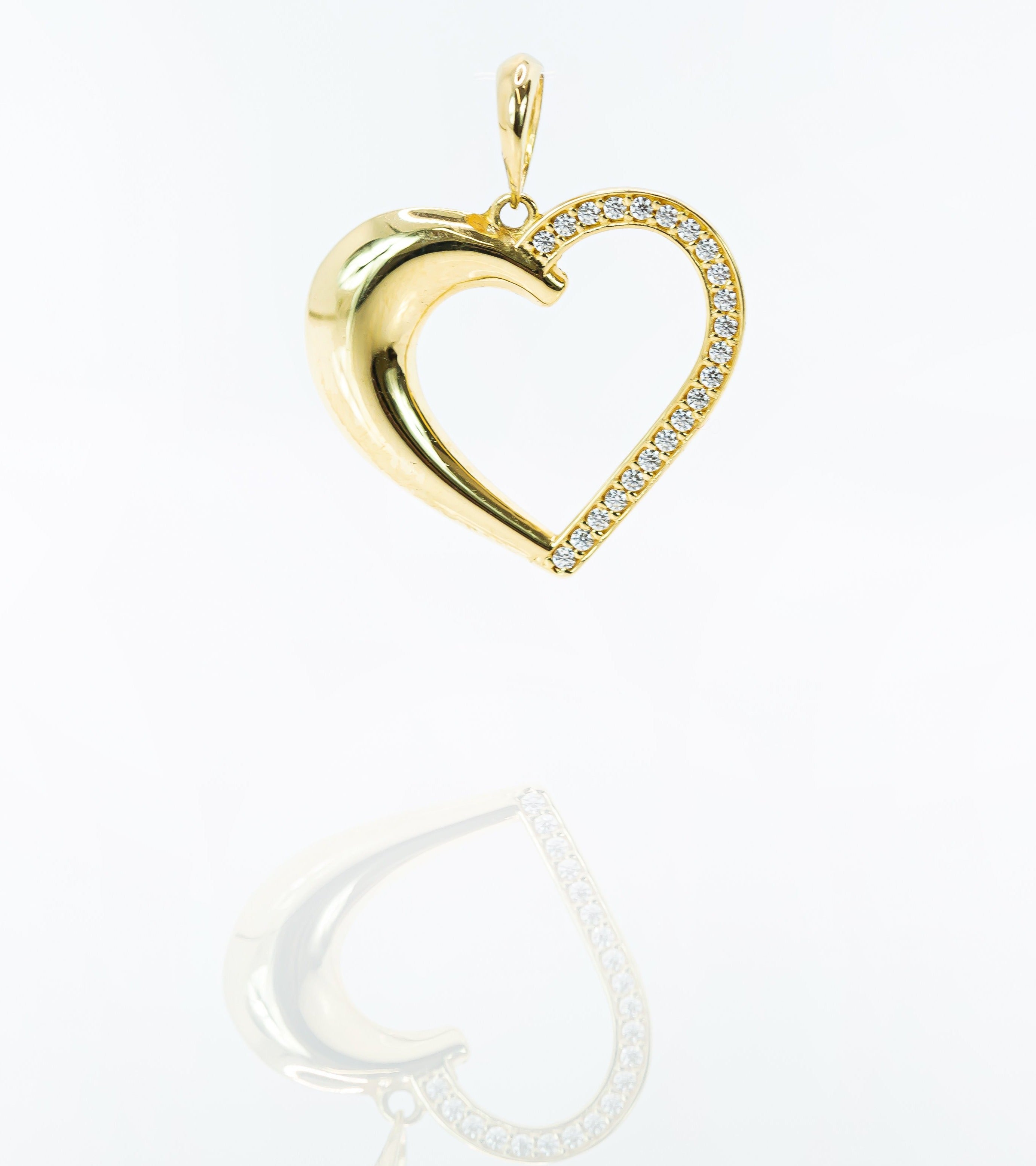 Colgante en Oro Sólido 18K Corazón medio engastado