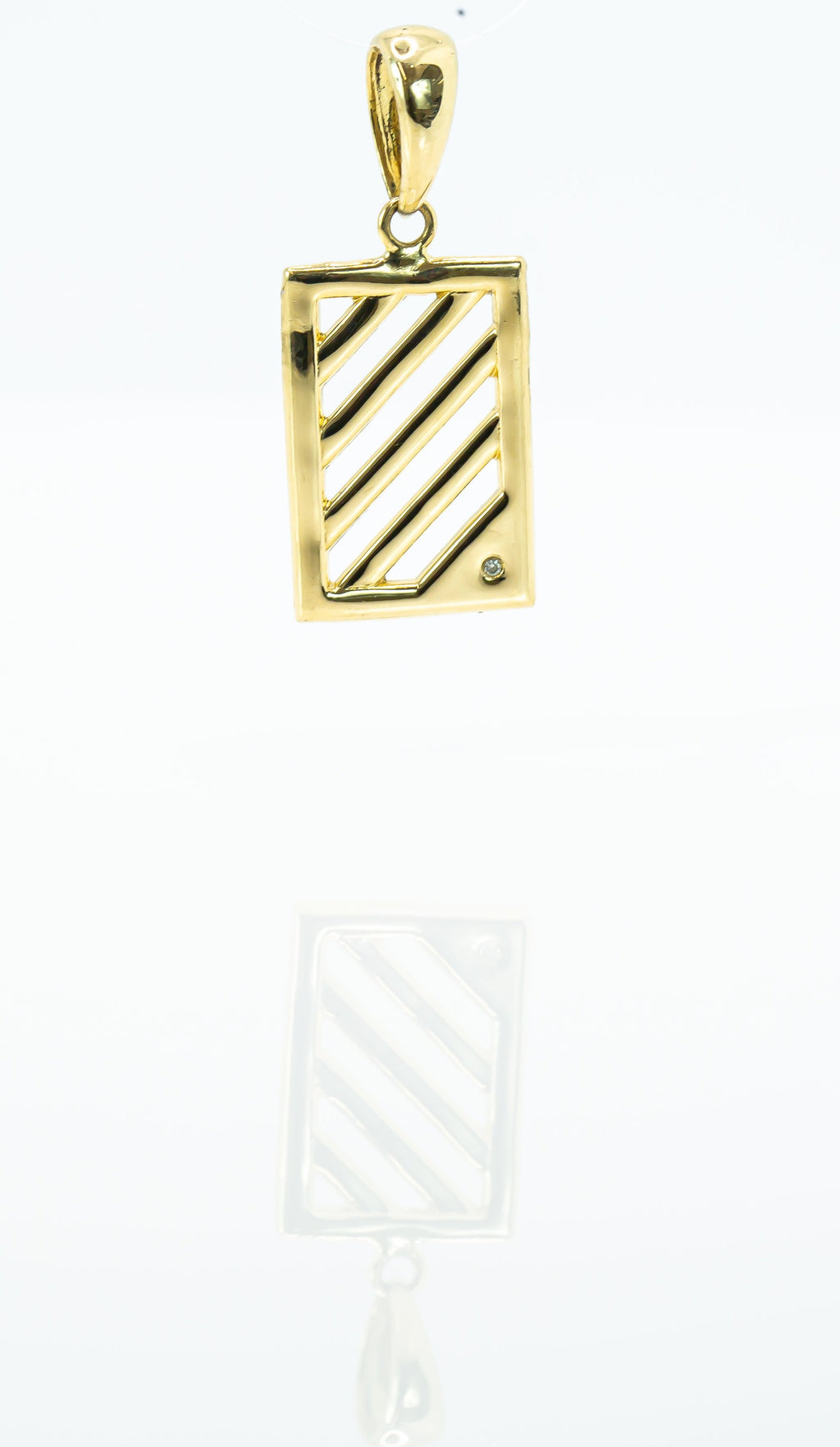 Colgante de oro macizo de 18 quilates con placa calada