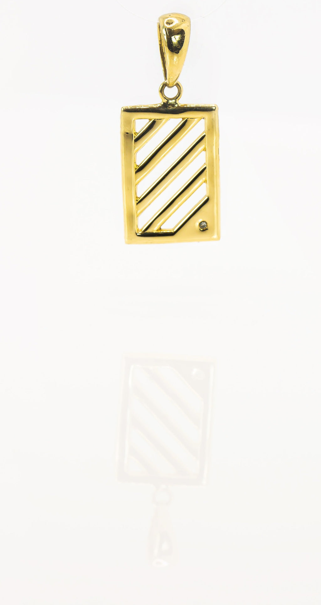 Colgante de oro macizo de 18 quilates con placa calada