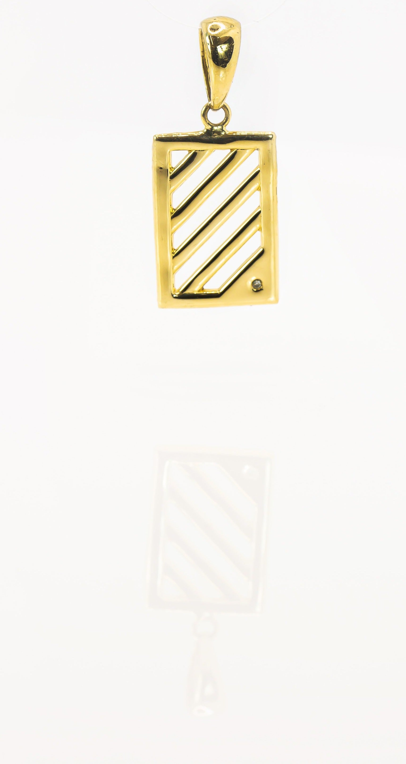Colgante de oro macizo de 18 quilates con placa calada